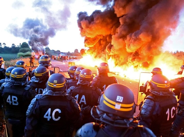 La Francia paralizzata dalle proteste
