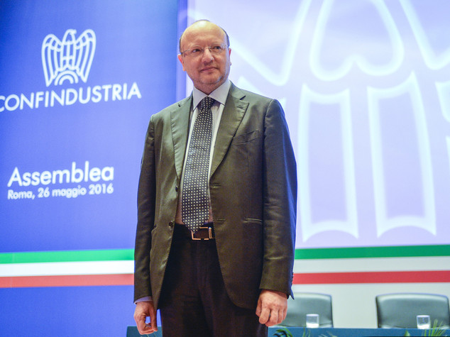 Cravatta a pois e tacco 12, red carpet per debutto Boccia in Confindustria