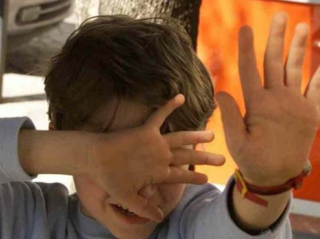 padre uccide botte bimbo milano