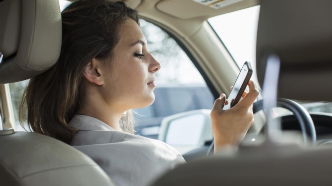 In arrivo misure più severe per chi usa il telefono mentre guida