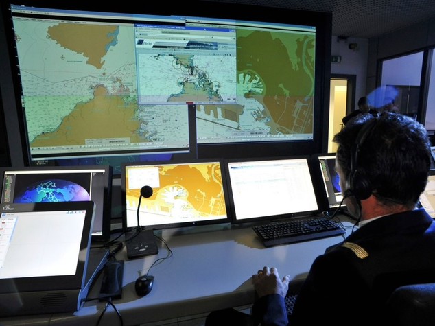 Migranti: barca con 52 a bordo soccorsa nel canale d'Otranto