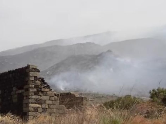 Pantelleria brucia ancora, canadair in azione