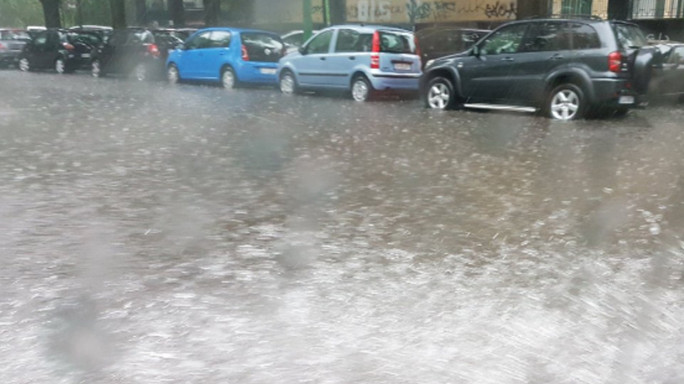 "Bomba d'acqua" si abbatte su Milano, città in tilt