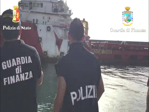 Migranti, 16 scafisti fermati a Catania - VIDEO