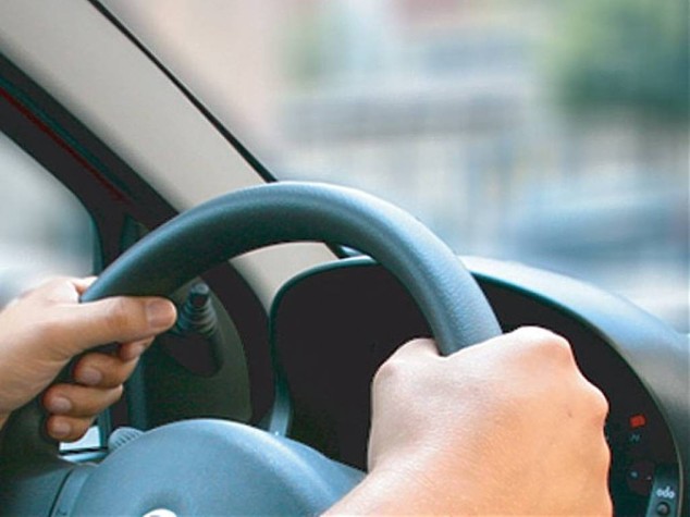 Guidare l'auto per lunghi periodi aumenta rischio cancro