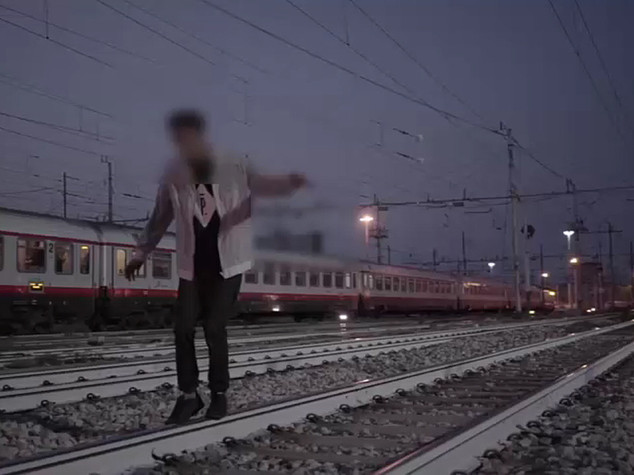 Video sui binari sfidando i treni, denunciati 4 rapper - VIDEO