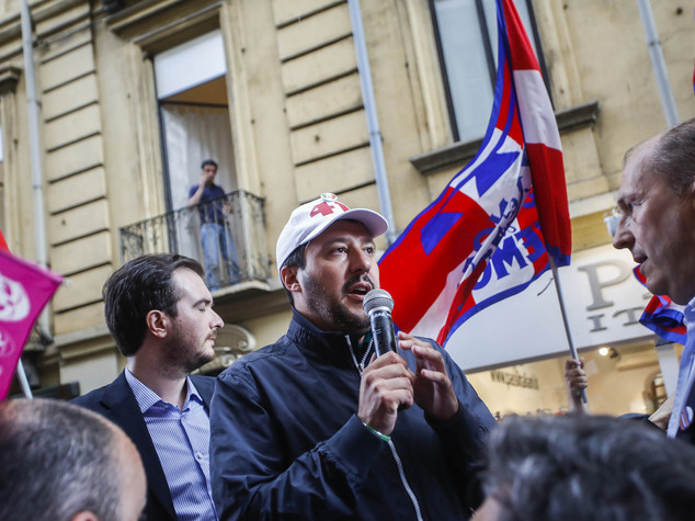 Salvini contestato a Bologna, scontri manifestanti-polizia