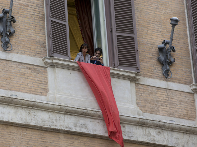 Boldrini espone drappo rosso, donne non rinunciano a libertà