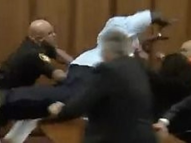 Ghigno del serial killer, papà vittima lo aggredisce - Video