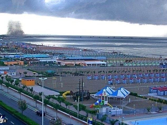 Tromba d'aria sulla spiaggia di Chioggia, colpite strutture ricettive
