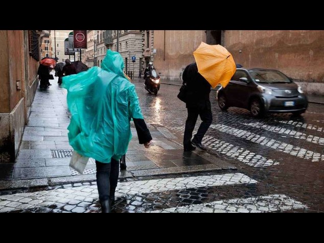 Maltempo: vento in Toscana, pioggia in Abruzzo, chiuse scuole a Prato e Montesilvano