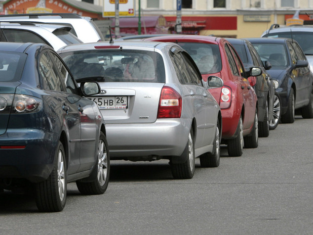 Mercato auto russo da boom a incertezza, timori crisi sociale