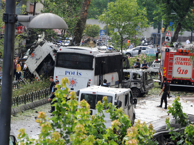 Autobomba contro la polizia a Istanbul, 12 morti