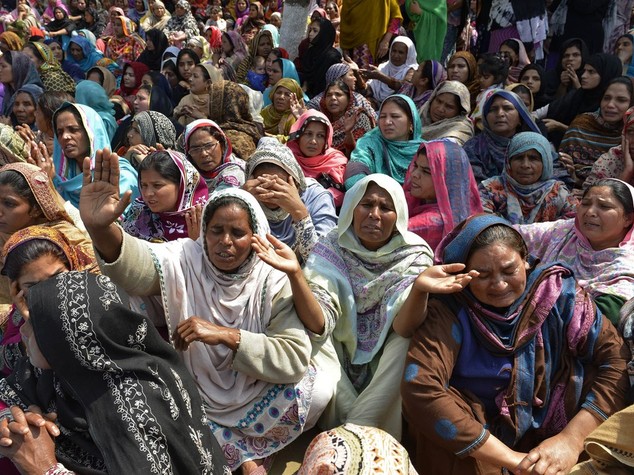 Nozze non gradite, 16enne arsa viva dalla madre in Pakistan