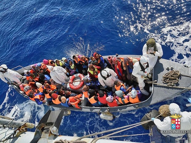 Migranti: 590 approdati a Palermo su nave Msf, 750 verso Augusta
