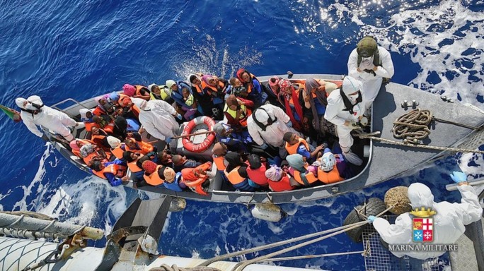Migranti, Marina sbarca 726 profughi a Reggio Calabria