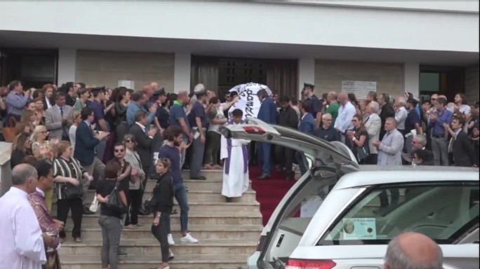 L'addio a Sara, la madre "chiedo giustizia" - VIDEO