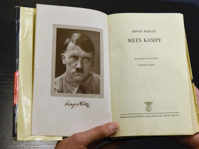 Il Giornale regala Mein Kampf. Renzi insorge "squallido"