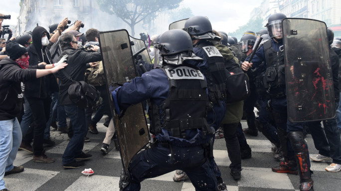 Scontri al corteo contro il Jobs Act francese, 40 feriti - VIDEO