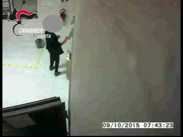 Strisciano il badge ed escono, 9 arresti all'Asl di Caserta - VIDEO