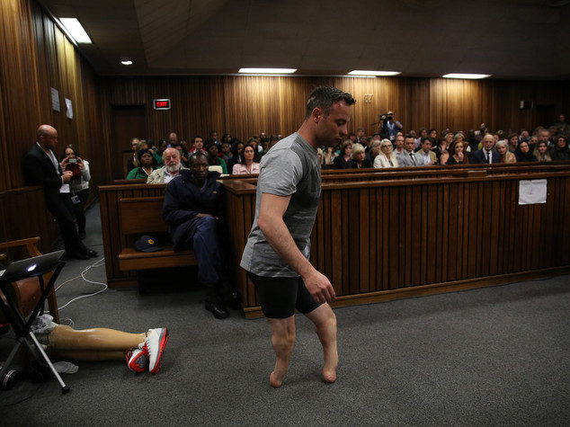 Pistorius: cammina su moncherini per impietosire giudici