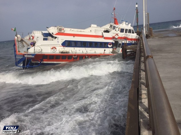 Lo scirocco sbatte sul pontile aliscafo a Stromboli, tutti in salvo