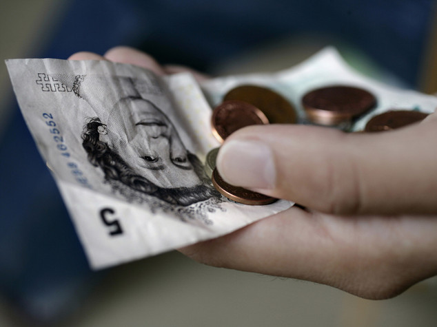 Sterlina ai minimi da tre anni sull'euro