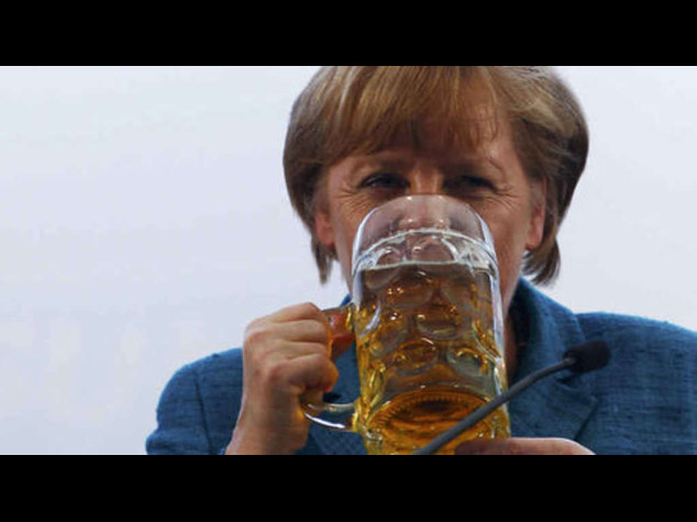 La Merkel compie 60 anni, ieri festeggiata al Consiglio Europeo - Video e Foto