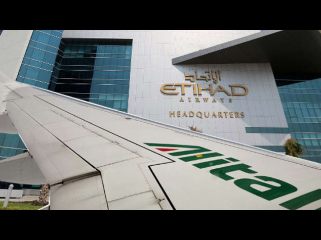 Alitalia: sindacati divisi su esuberi e contratti