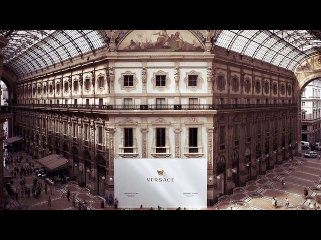 Milano: Versace apre boutique in Galleria e partecipa al restauro