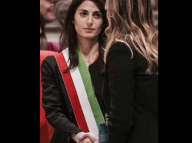 Di Battista "Boschi ignora Raggi", replica Pd con foto