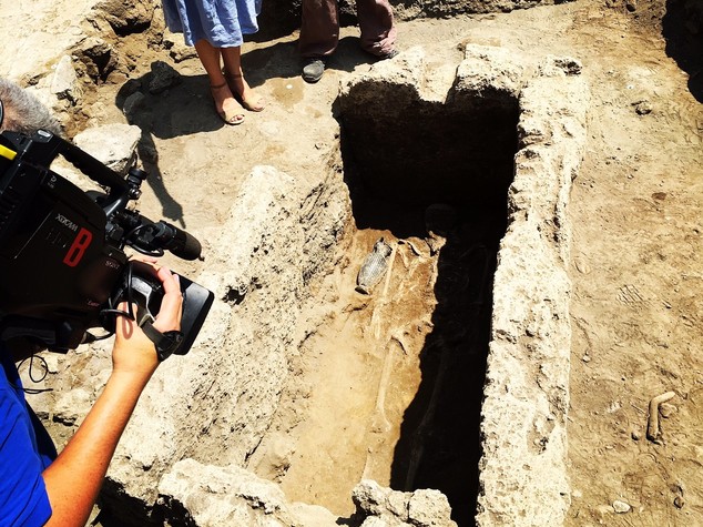 Scoperta nuova tomba in necropoli Pompei, scheletro e monete d'oro