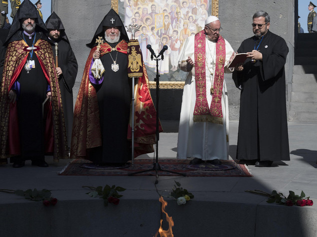 Il Papa abbraccia Karekin, "nostri cuori all'unisono"