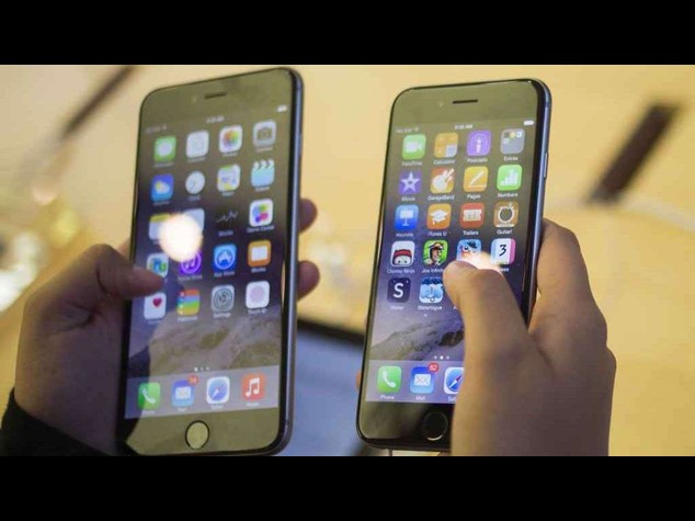 Addio al 'mito' Apple: ritirato iOs 8.0 e problemi per iPhone 6 Plus, si piega troppo facilmente - Video