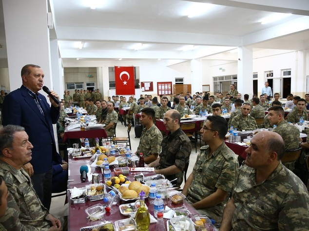 Turchia pronta all'immunità per i soldati, filocurdi protestano