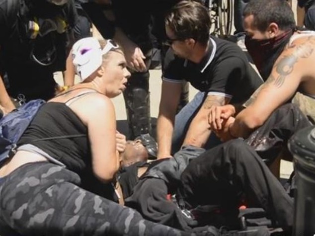 Manifestanti neonazisti aggrediti in California, 10 accoltellati