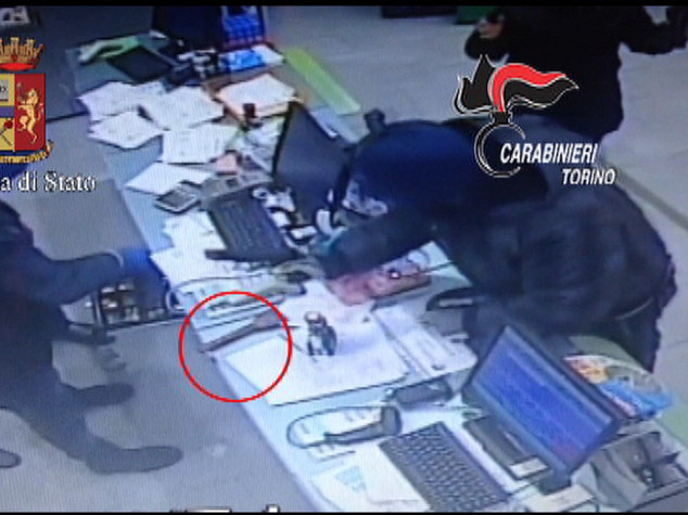 Rapine: tre arresti a Torino, presa banda che colpiva farmacie - VIDEO
