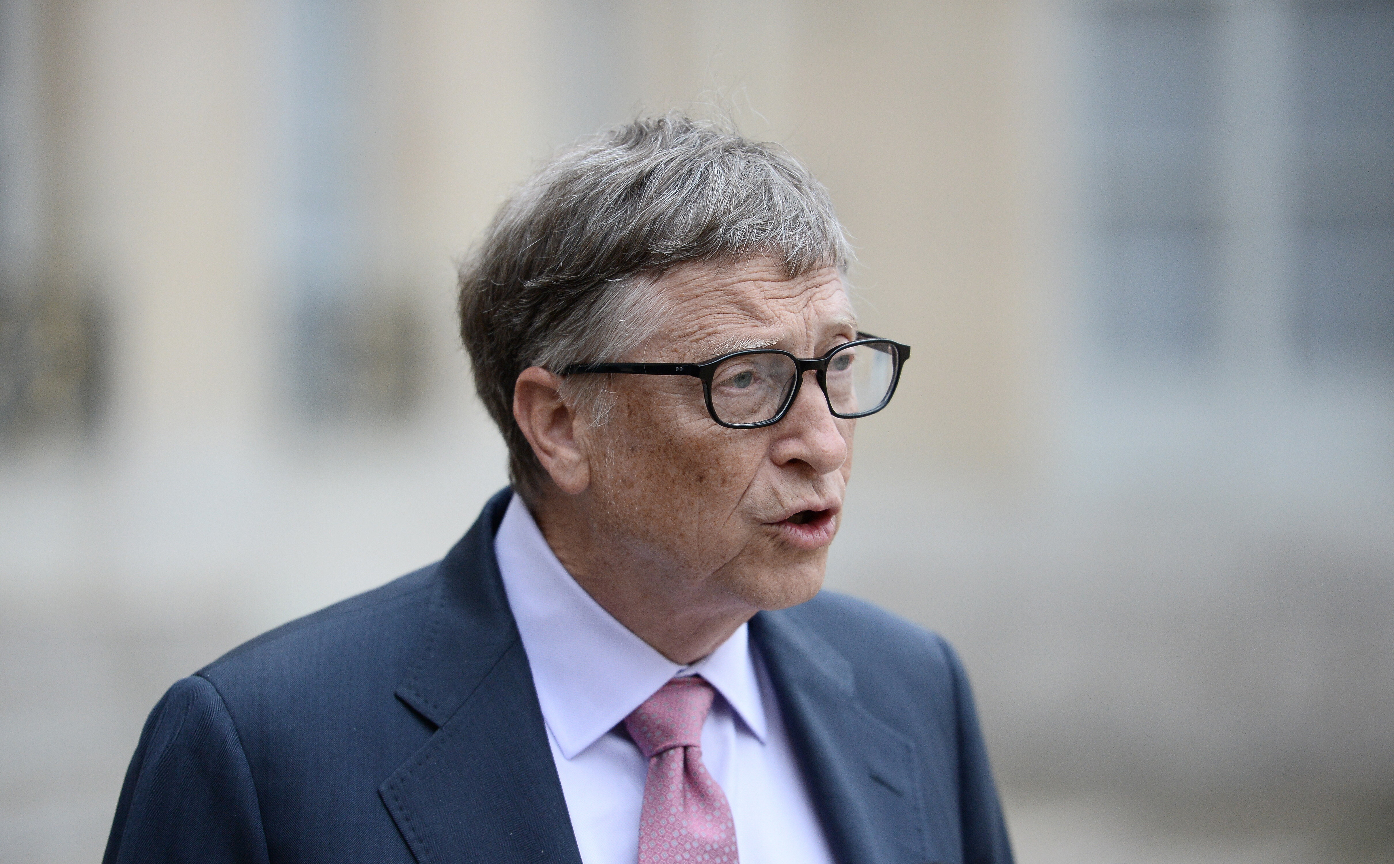 Bill Gates lancia l'allarme sull'IA: "Nel 2027 aspettiamoci tante brutte sorprese"