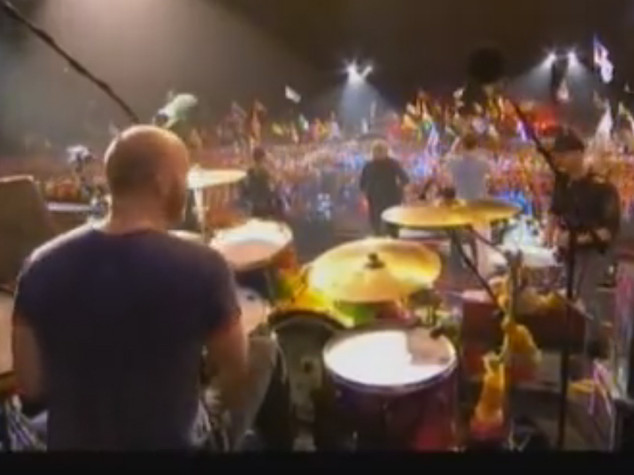 In più di 100.000 per Coldplay e Bee Gees a Glastonbury - Video