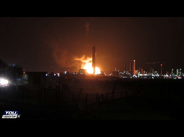 In fiamme raffineria a Milazzo, rogo sotto controllo
