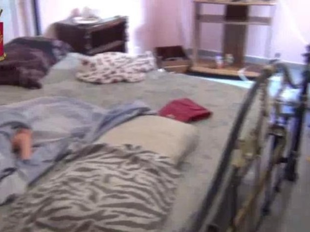 Botte ai 4 figli senza cibo e tra escrementi, arrestato - VIDEO