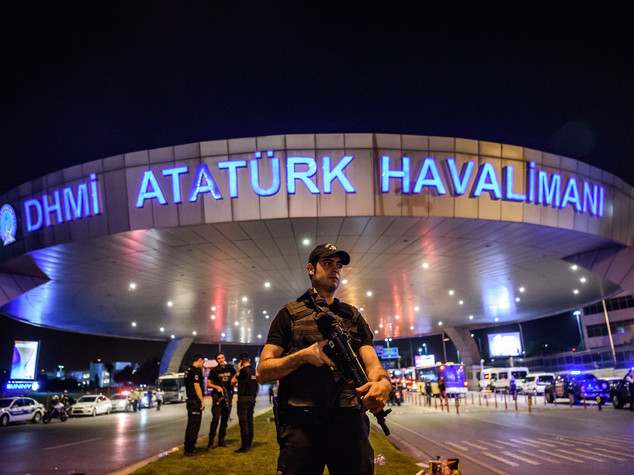 Tv Stato, esercito proclama legge marziale e coprifuoco in Turchia