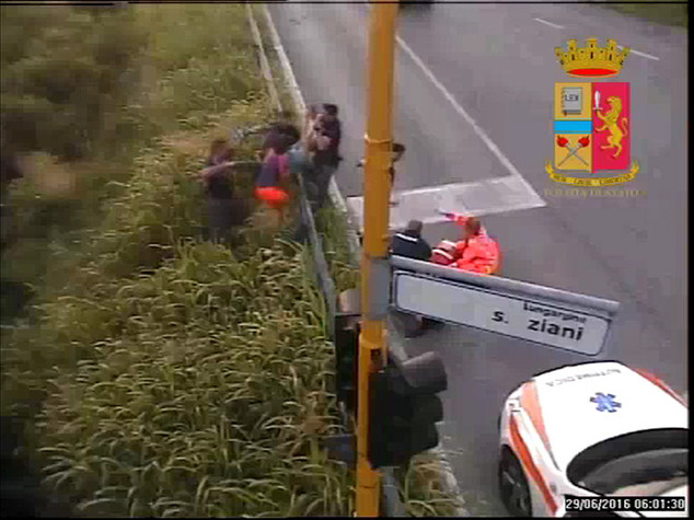 Si getta nel fiume a Padova, salvata da due poliziotti - VIDEO