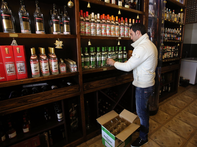 I russi a rischiono di restare senza alcolici, m ancano bolli delle accise