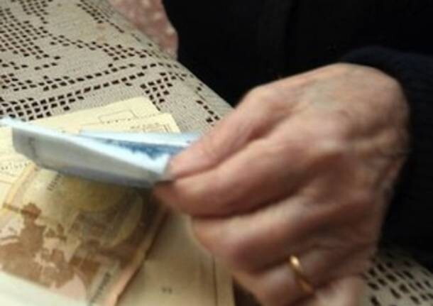 Sedute spiritiche per bonifici, la truffa perfida a un anziano