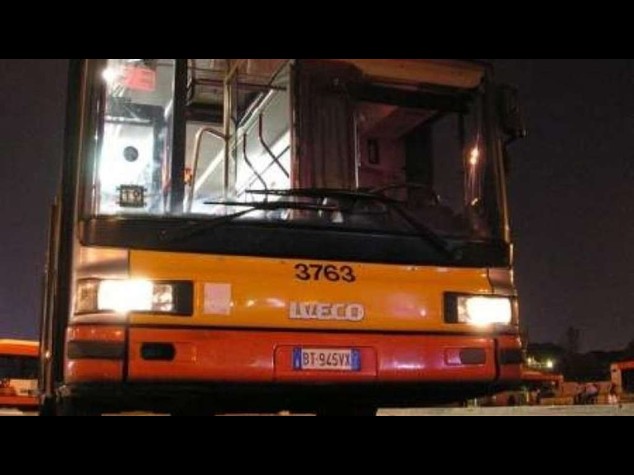 Travolto da bus al centro di Roma, ventenne morto a Piazza Venezia