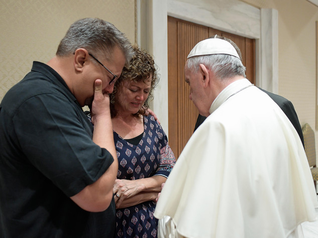 Il Papa incontra i genitori di Beau