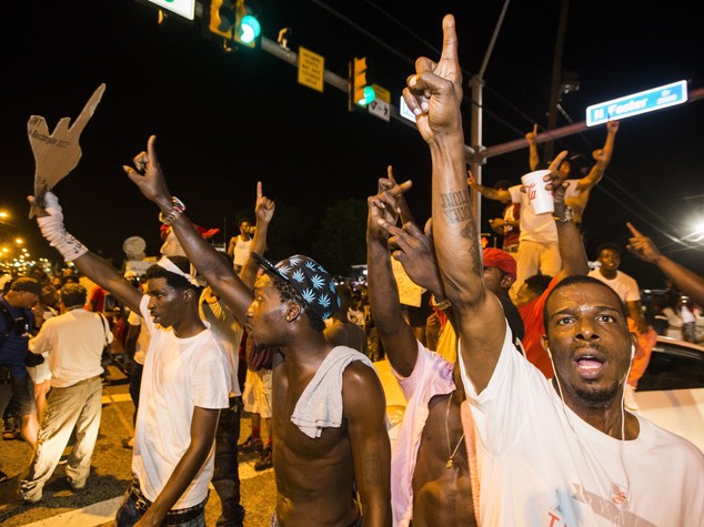 Due afroamericani uccisi da agenti, proteste in Usa - VIDEO