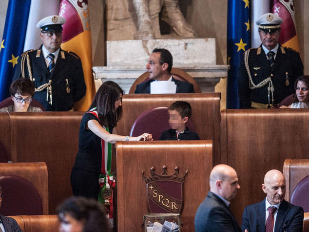 Raggi "inizia una nuova era, merito e legalità"