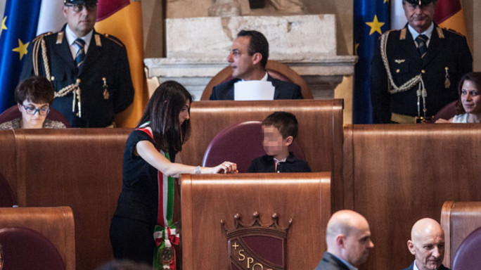 Al via l'era Raggi, "tornata la democrazia"